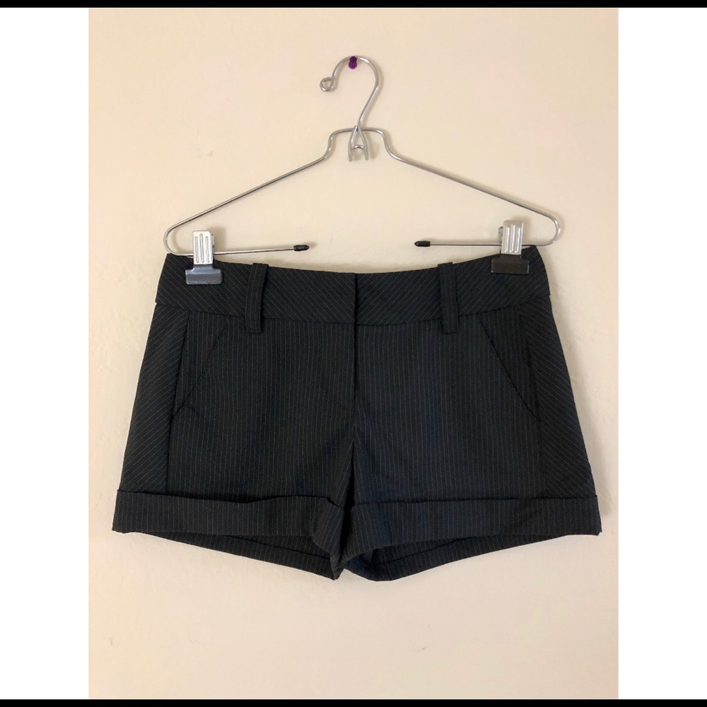 🎩BEBE Pinstripe Short🎩